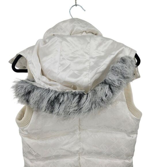Y2K Bebe White Quilted Hooded Vest Faux Fur Trim M Logo Print Chic City - Picture 8 of 11